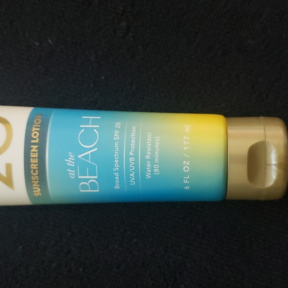 * ❣3/25❣ Bath & Body Works AT THE BEACH Sunscreen Lotion SPF 20 - Picture 5 of 5